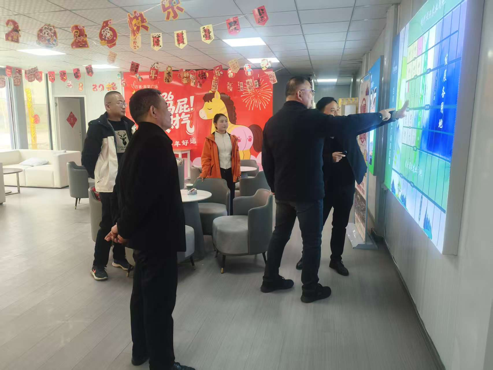 板桥镇领导赴百善镇考察百善&middot;海棠广场项目建设情况